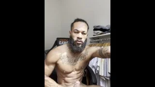 Batendo punheta ate tirar porra do meu pau grande