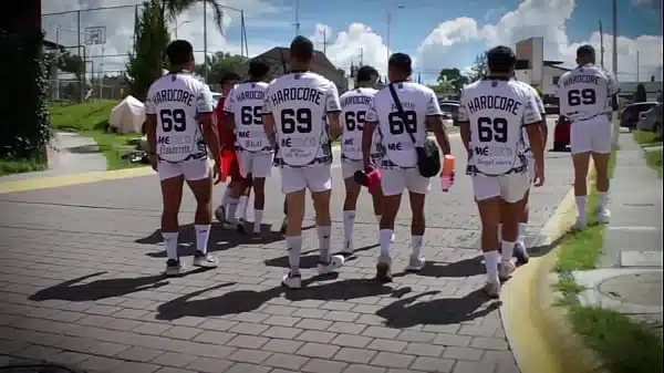 Después de ir a entrenar nos fuimos por unas chelas al departamento del capitán, pero como no había mujeres terminamos teniendo sexo entre hombres