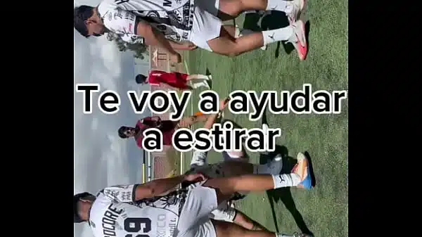 Equipo de futbol, con ayuda del sol, las cheves y el sudor, terminan clavándosela entre ellos