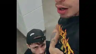 fudendo no banheiro