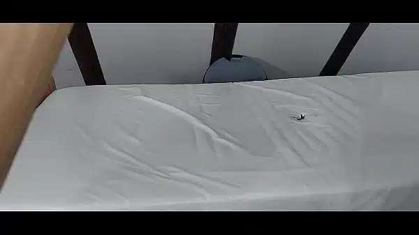 fut gaura din saltea si ejaculez sperma in gaura ei