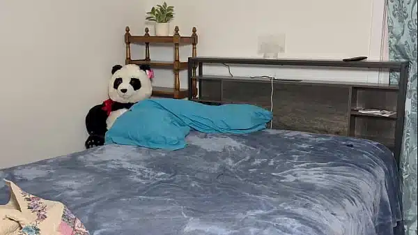 Gay Dude Jerks Off On Bed