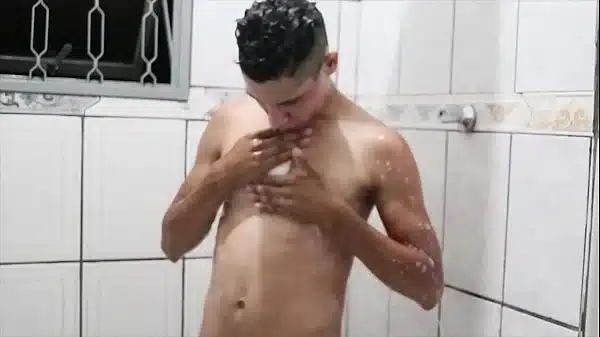 Gay novinho batendo punheta