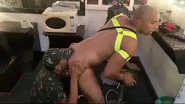 MACHOS PULANDO NA ROLA DO CASADO NO CARNAVAL ESPOSA SAIU E O MARIDO DA SEU LINDO RABO GOSTOSO PARA O GRANDE GALO NEGRO