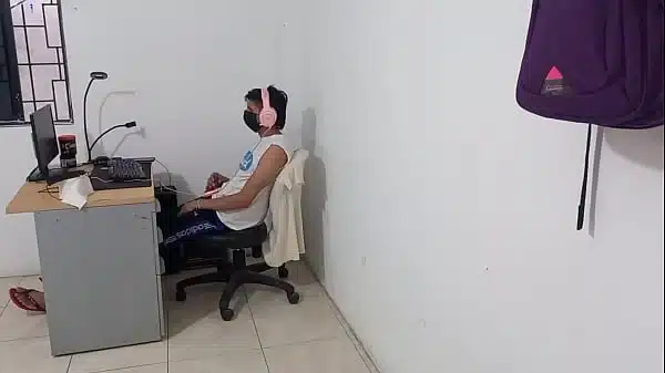 visita peculiar!! mi madrastra casi me encuentra infraganti mientras me estaba masturbando observando porno en xnxx.com