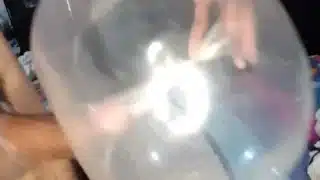 Joven se masturba con condon inflado