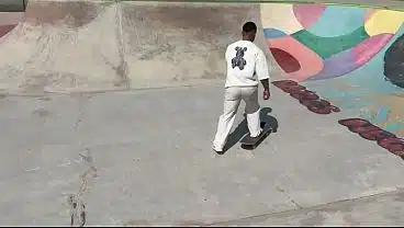 AJUDEI O SKATISTA QUE SE MACHUCOU NA PISTA. LEVEI PRA CASA E ELE ME DEU O CUZINHO PRA AGRADECER