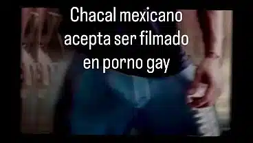 Chacal acepta ser filmado en video gay morboso donde es humillado por tener pito chico y le dicen que se meta un dildo y después lo chupe con los jugos de su apretado culo virgen