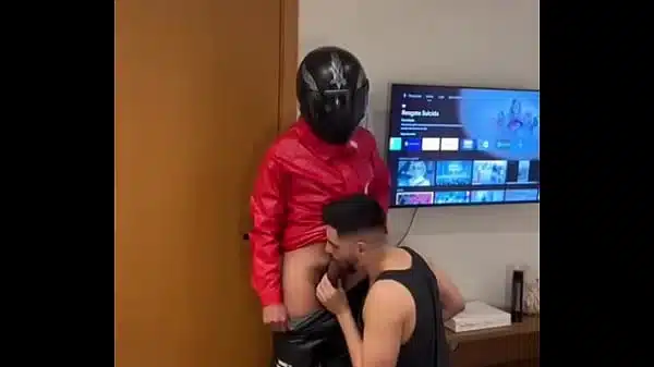 ENTREGADOR FODE CLIENTE POR TER SUBIDO PRA ENTREGAR.