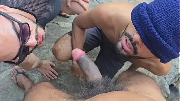 Fui mijar nas pedras da praia e acabei comendo o rabo de dois putos, um preto e um branco, que se abriram gostoso pra eu macetar e botar leite. Quem quiser ver completo, corre no Xvideos Premium