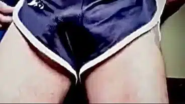 Macho heterosexual se viste provocativamente previo a grabar un video de porno gay