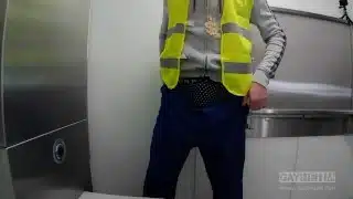 Rico Loko alias Ondrej Seno in toilet (Charlie Reed,Paul Mason,Tony Sweet)