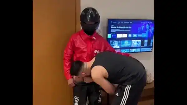 VIRANDO PUTA DO ENTREGADOR